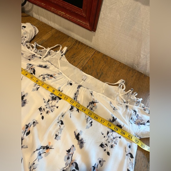 Off-Shoulder Floral Blouse – Gentle Fawn – Size M - Picture 4 of 7